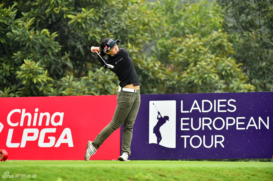 中国球员刘钰凝神静气,在果岭边细致观察球的线路与草纹,为关键一切做准备。