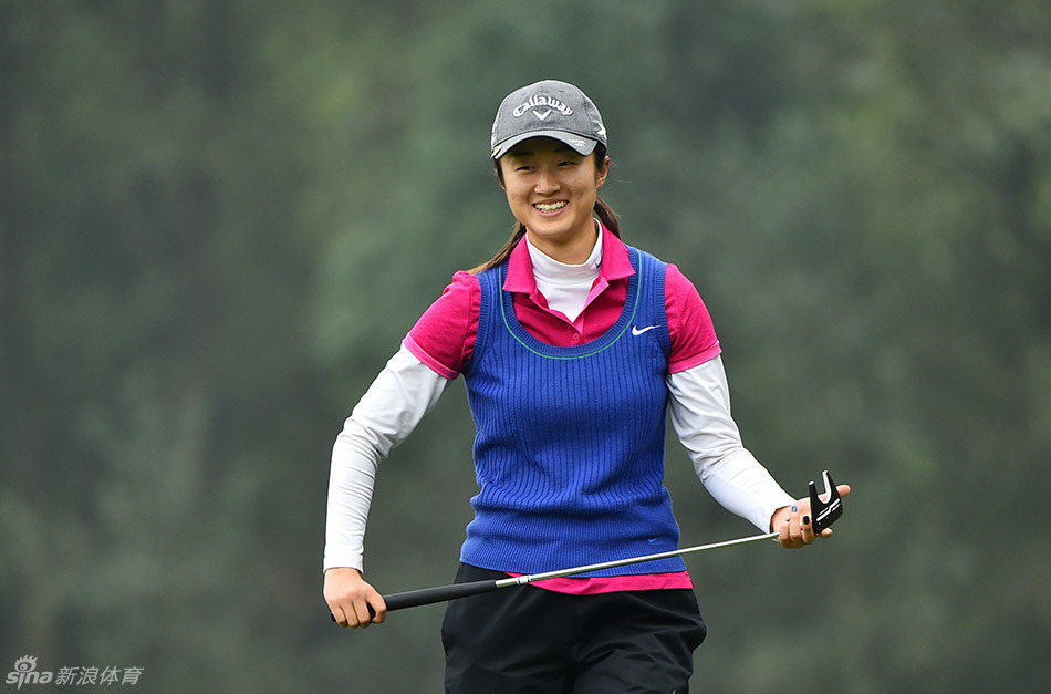 韩国选手李静旼在全场注视下,沉稳推杆,小白球精准滚入洞杯,锁定胜局的一刻。