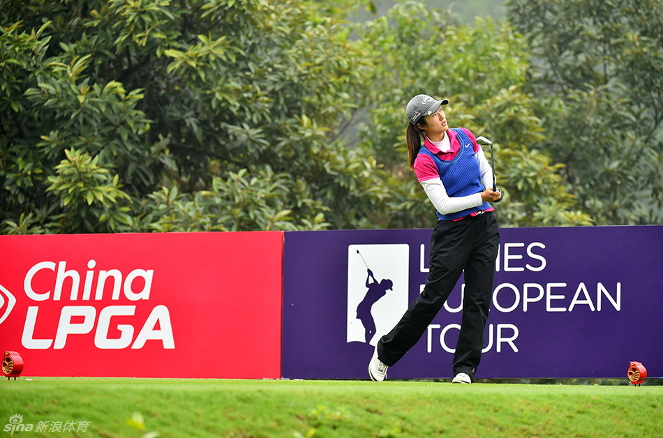 韩国名将金慧允在沙坑中救球,沙粒飞溅,展现出处理困难球位的精湛技巧与冷静心态。