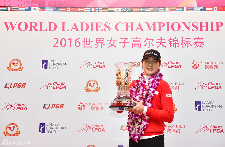 冠军李静旼笑容灿烂,高高举起象征最高荣誉的冠军奖杯,身后是祝贺的掌声与飞扬的彩屑。