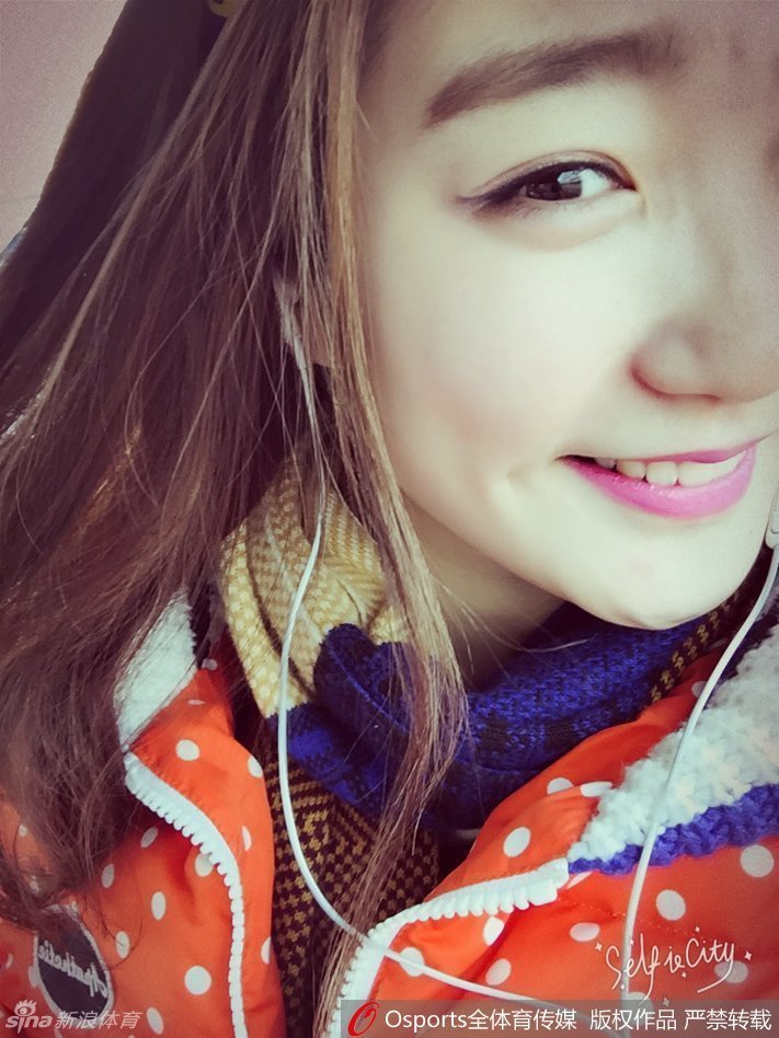 怀中的小泰迪似乎也很享受与主人的亲密时光，李梦低头凝视着它，眼神中满是宠溺，构成了一幅岁月静好的画面