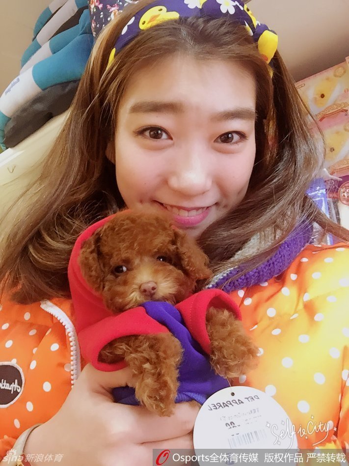 李梦怀抱小泰迪的生活照，她笑容明艳动人，人与宠物之间的温馨互动，完美诠释了这位女篮国手赛场外的柔情一面