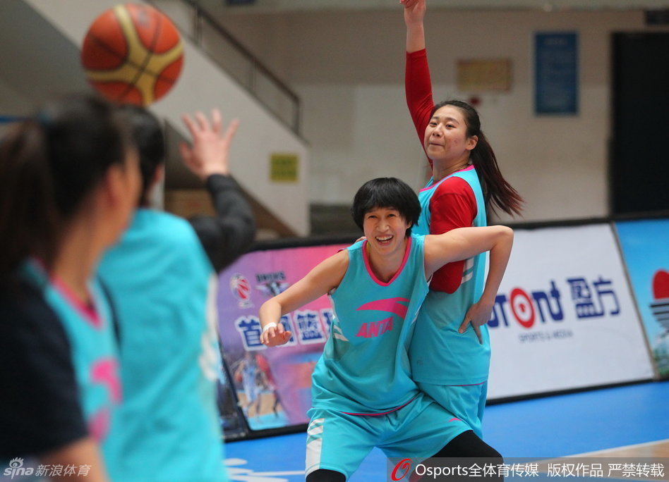 国手邵婷在训练间隙用手腕擦拭汗水，眼神坚毅地望向篮筐，上一场狂砍31分的火热手感让她在赛前加练中格外专注。