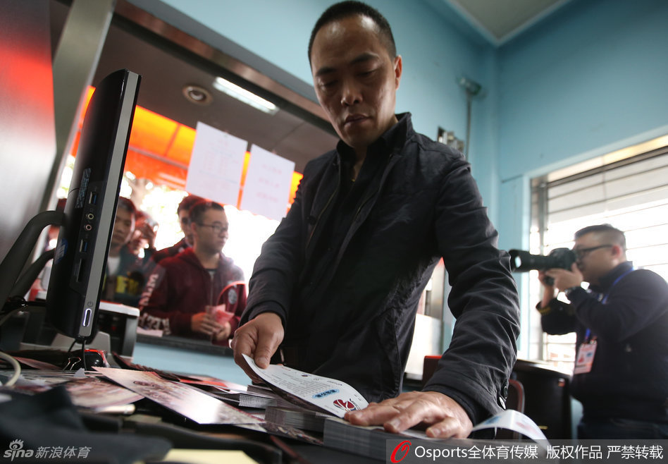 虽然雨水打湿了衣衫，但浇不灭球迷心中的热火，队伍中不少球迷撑伞等待的背影，透露出一种守护与陪伴的坚定力量。