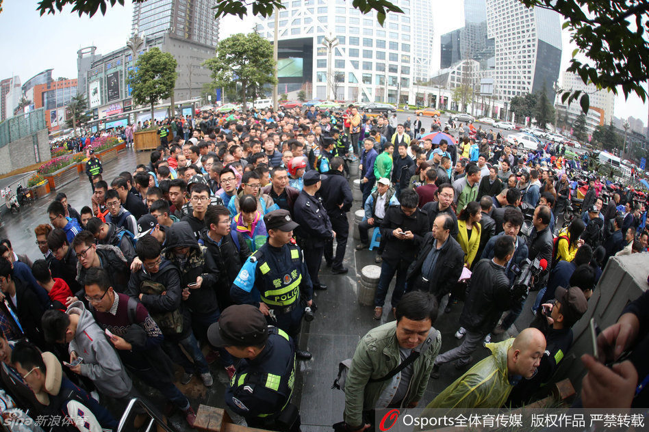 狂热球迷们在四川省体育馆外蜿蜒数百米，冒雨排队等待购票，人群中各色雨伞如花朵般绽放，构成了春日蓉城一道独特的风景线。