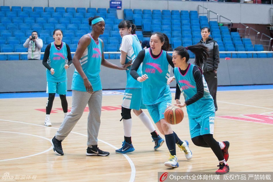 外援福尔斯在三秒区要位，接球后毫不犹豫地转身跳投。篮球划过一道完美的弧线空心入网，她落地时肌肉紧绷，力量感十足，尽显WNBA级别内线的统治力。