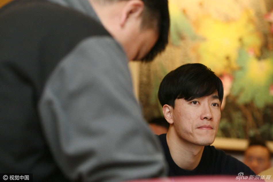 刘翔在会议间隙认真思考，作为曾经的顶级运动员，他对青少年体育教育的缺失感触颇深。