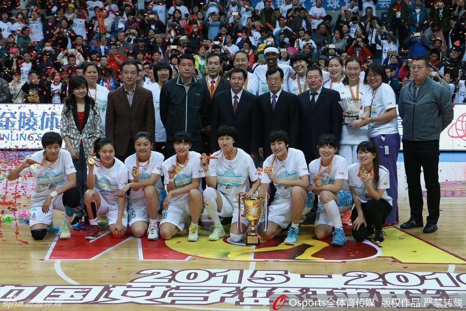 夺冠的喜悦必须有仪式感，姑娘们整齐划一站成排，面向镜头留下这张珍贵的全家福。闪光灯定格的不只是这一刻的荣耀，更是整支球队一个赛季同甘共苦、荣辱与共的深厚情谊。