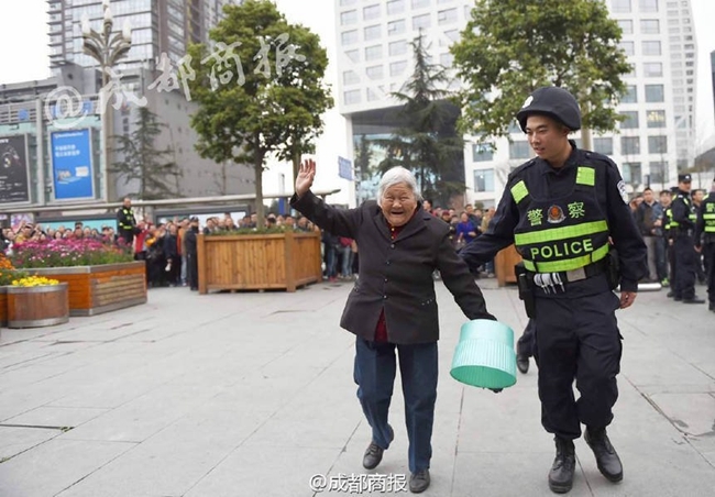 买到票后，一位穿着制服的民警小心翼翼地搀扶着腿脚不便的孟老太离开拥挤的购票区域，老人的脸上满是笑容，周围的人群投来赞许和祝福的目光，这画面定格了蓉城春日里最温暖的一个瞬间。