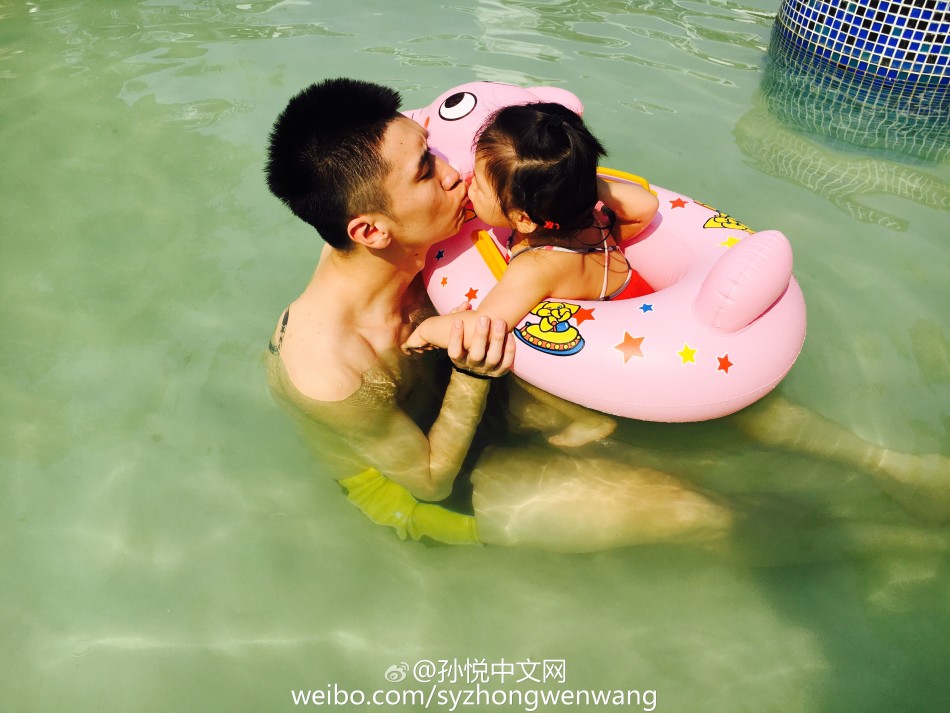 孙悦温柔亲吻女儿小月亮脸颊，小月亮坐在泳池边，父女二人亲昵互动画面甜度爆表