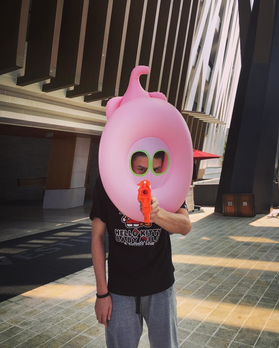 陈露身穿黑色薄纱裙装大秀美腿，与孙悦甜蜜依偎，尽显夫妻恩爱与时尚感