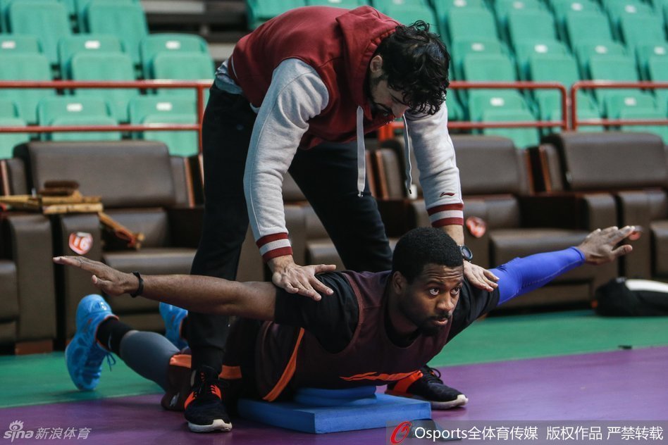 核心哈达迪和哈里斯这对黄金搭档在场边认真地进行着拉伸练习，两人不时交流几句，气氛轻松，似乎对即将到来的恶战早已胸有成竹。