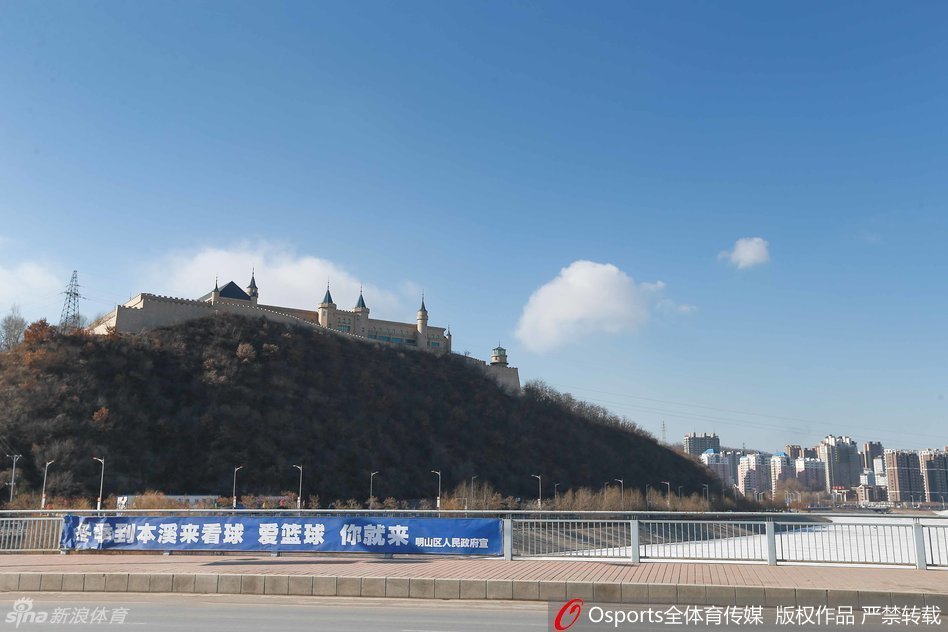 比赛结束后，球迷们有序地走出体育馆，夜色中有人兴奋地挥舞着围巾，有人还在与同伴热烈地讨论着刚才的精彩进球，远处城市灯火阑珊，映照着他们意犹未尽的脸庞