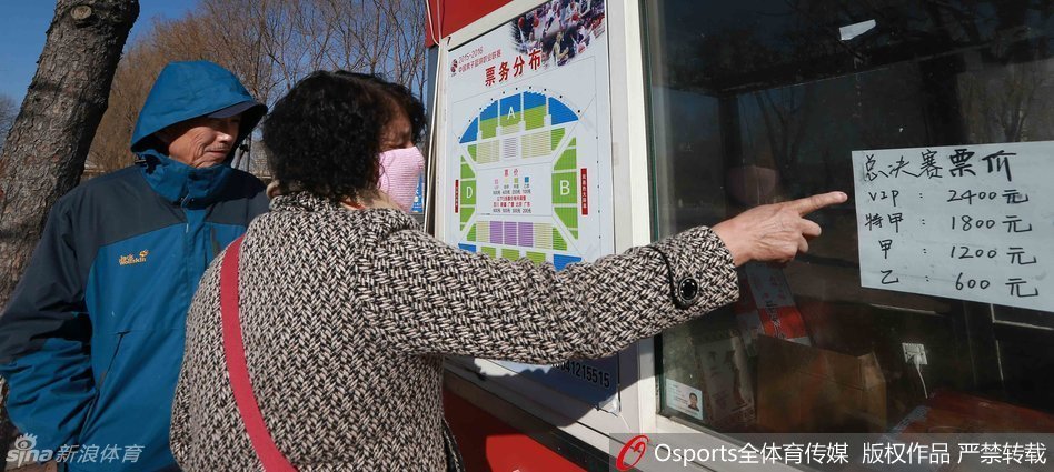 辽宁队的铁杆球迷们手持助威棒，脸上涂着油彩，即便在比赛结束后依然聚集在场馆外不愿离去，他们高喊着球员的名字，用最热烈的方式表达着对家乡球队不离不弃的支持