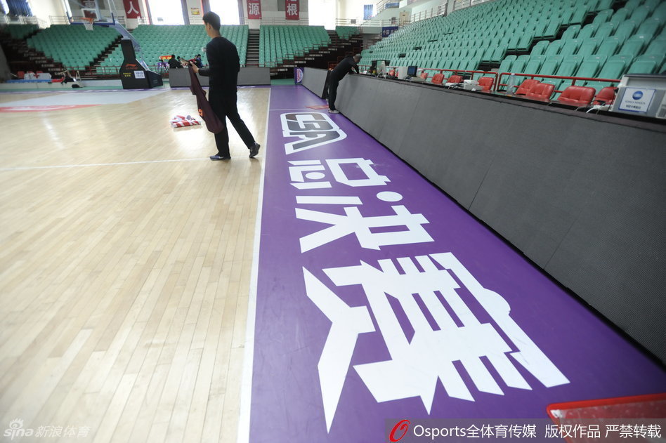 体育馆外墙上挂满了球迷自发制作的助威标语，红底白字写着‘削他’等响亮口号，每一个字都力透纸背，凝聚着球迷们最质朴最狂热的情感与期待