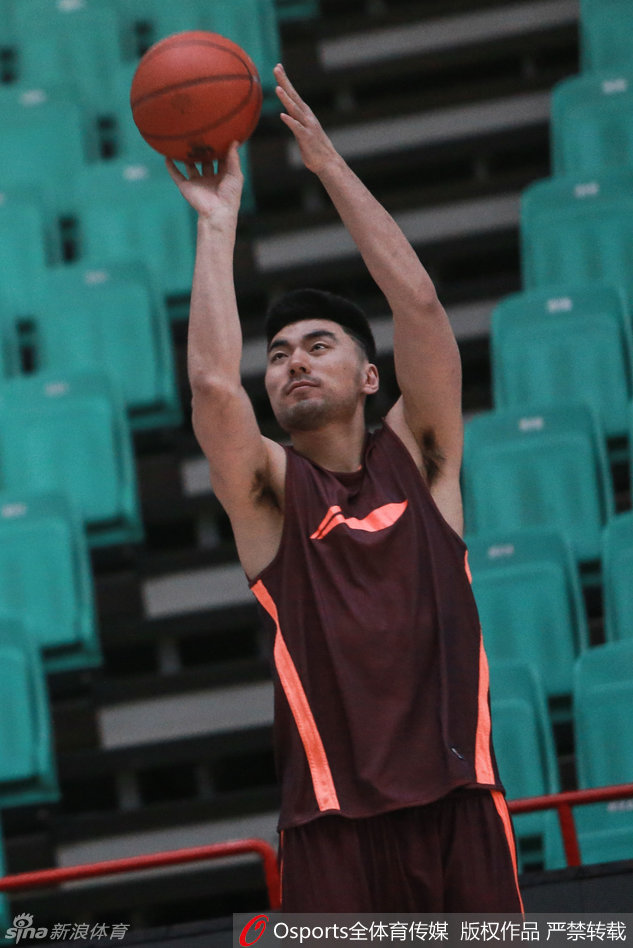 核心的担当，郭艾伦低头仔细地为手指缠绕胶布，每一个细节都透露出他对比赛的认真和渴望胜利的决心。