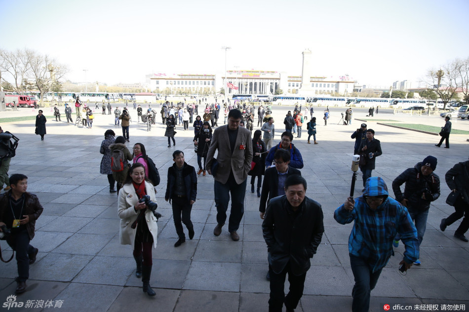 步入会场的刘翔表情淡漠，面对热情的合影邀请他只是礼节性地配合，眼神中透露出一种淡淡的疏离感，仿佛置身事外。