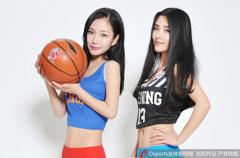 篮球姐妹花甜美亮相总决赛前瞻，姐姐身穿四川队黄色球衣，妹妹身着辽宁队白色战袍，两人相视而笑，飘逸的长发在镜头前展现出迷人的女性魅力。