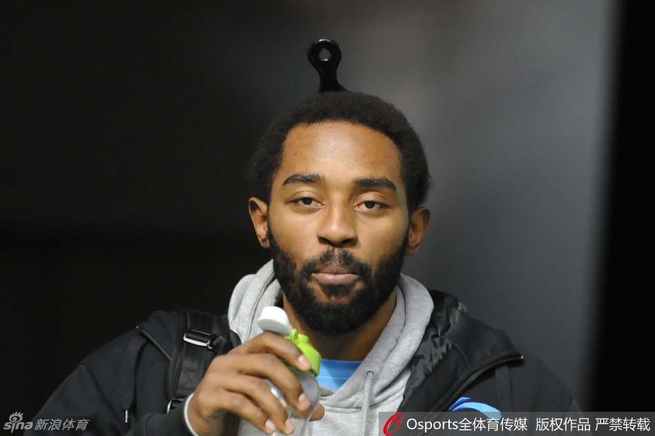 在酒店自助餐台前，大外援哈里斯完全像个大孩子，他一边哼着不知名的小调，一边在餐食区上蹿下跳地挑选食物，面对辽宁本地球迷的合影要求，他搞怪地做着鬼脸，逗得身旁的美女球迷开怀大笑。