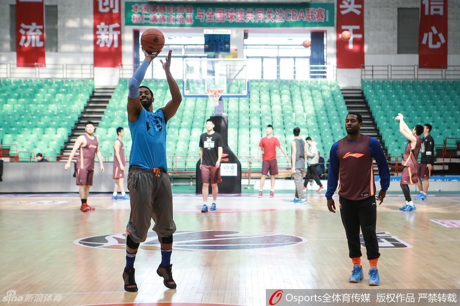 杨学增指导静静地站在场边注视着哈里斯的每一次出手，他的眼神里没有丝毫大战前的焦虑，反而透着一股运筹帷幄的笃定，他对这支球队的掌控力体现在每一个细节之中。