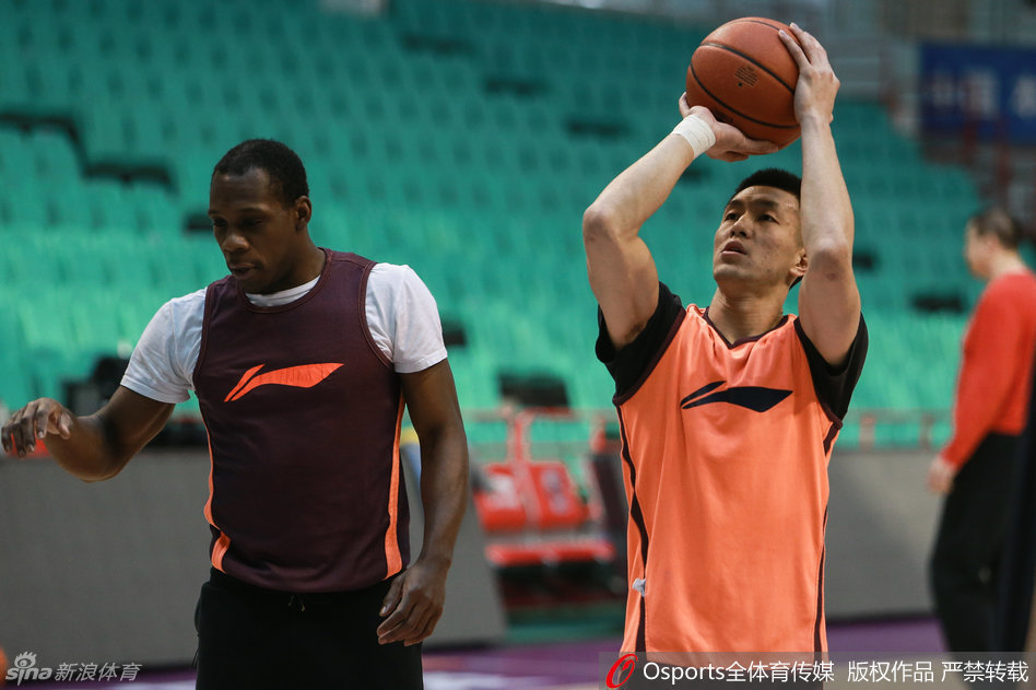 训练结束后，全队围拢在一起听郭士强指导总结，哈德森在一旁搞怪卖萌，为严肃的训话增添了一丝欢乐气氛。