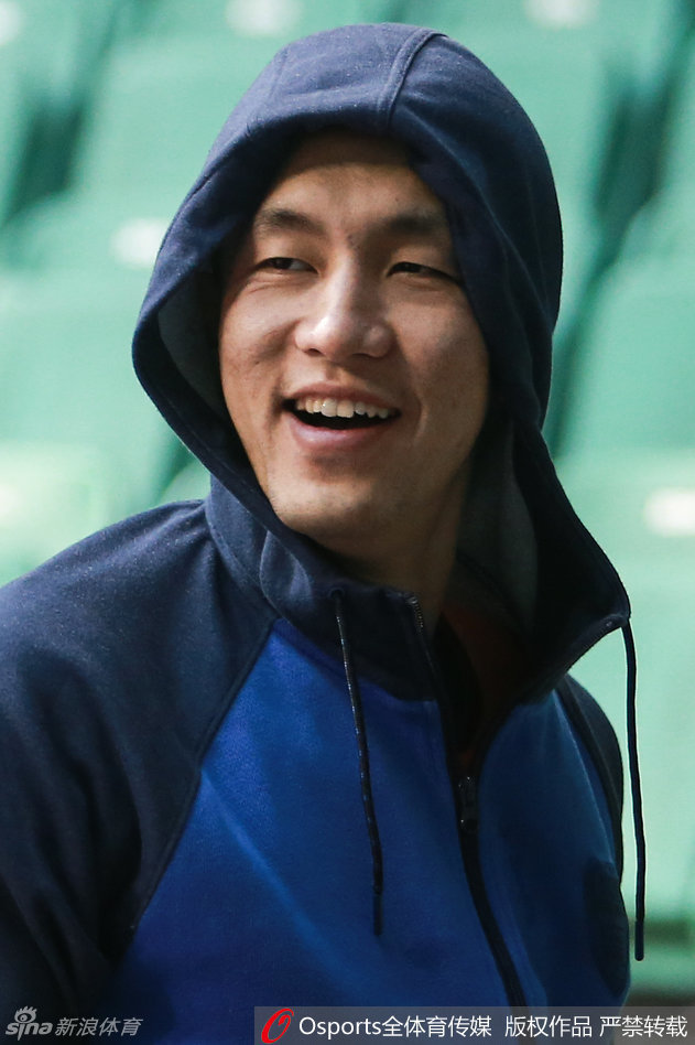 大中锋韩德君训练后走向更衣室，神情自若，强壮的身躯预示着今晚篮下将有一场恶战。