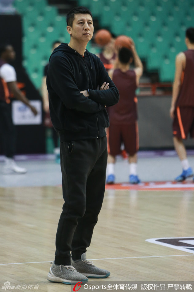 内线悍将李晓旭在采访区驻足，面对镜头心情愉悦，眼神中透露出对即将开始的总决赛的坚定与自信。