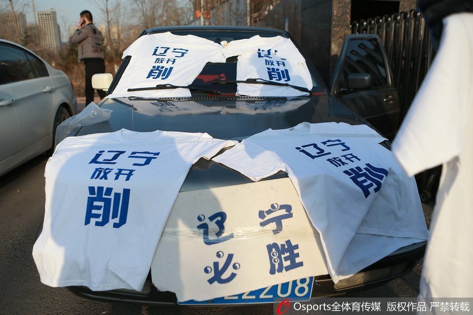 热情的辽宁球迷将助威T恤铺满私家车车身，白色T恤上印着遼篮将士的英姿，仿佛披上了战袍的战车正准备驶向赛场。