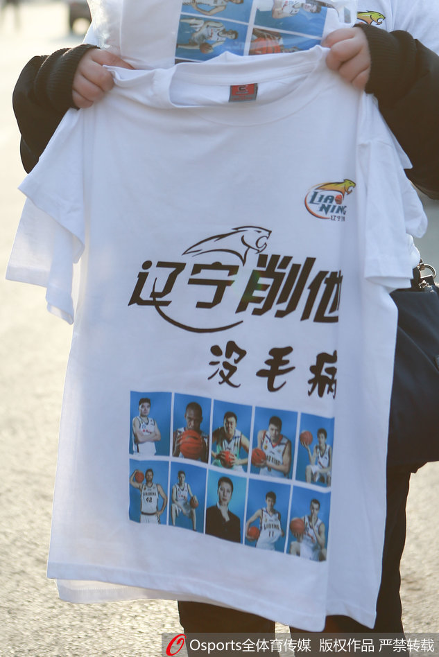 车窗上整齐摆放着数件助威T恤，透过玻璃能看到T恤上清晰的球员头像，车主用这种静默的方式向过往行人宣告：这里是辽宁队的主场。