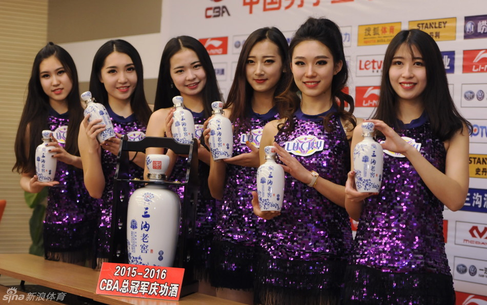 多瓶庆功酒整齐排列，仿佛即将上阵的将士，只待那一声“干杯”的号令，便将所有的激情与汗水一饮而尽。