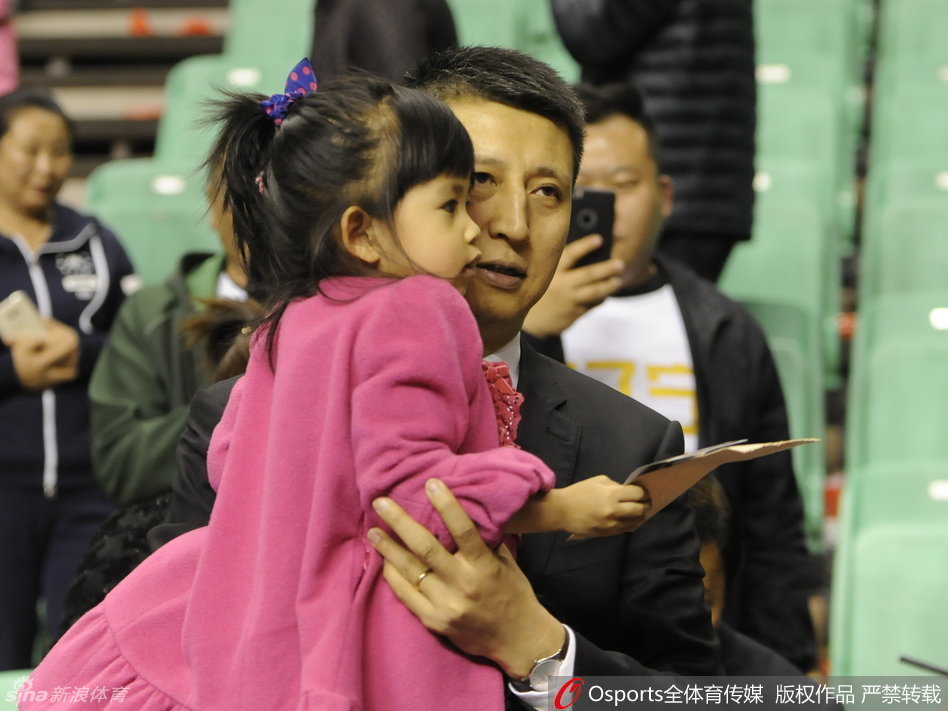 郭士强抱着女儿边走边笑，眼角的皱纹里都填满了幸福，手中的东西似乎已不重要，怀里的宝贝才是他的全世界。