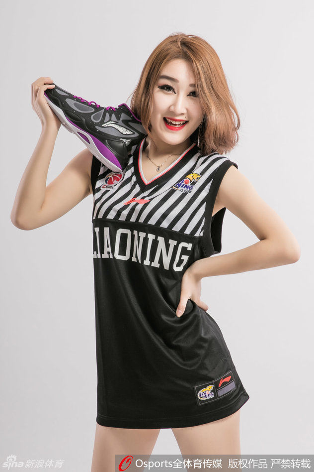 近距离特写中，一名宝贝额头已渗出细密汗珠，但嘴角依旧保持着标准的八颗牙微笑，妩媚的眼神中透着一股不服输的韧劲，与场上球员的拼搏精神遥相呼应。