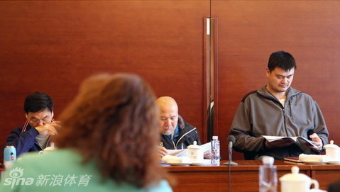 会场中，换好椅子的姚明与其他委员一起端坐，虽然他的个头依然醒目，但此刻他已完全融入了认真聆听与思考的氛围之中。