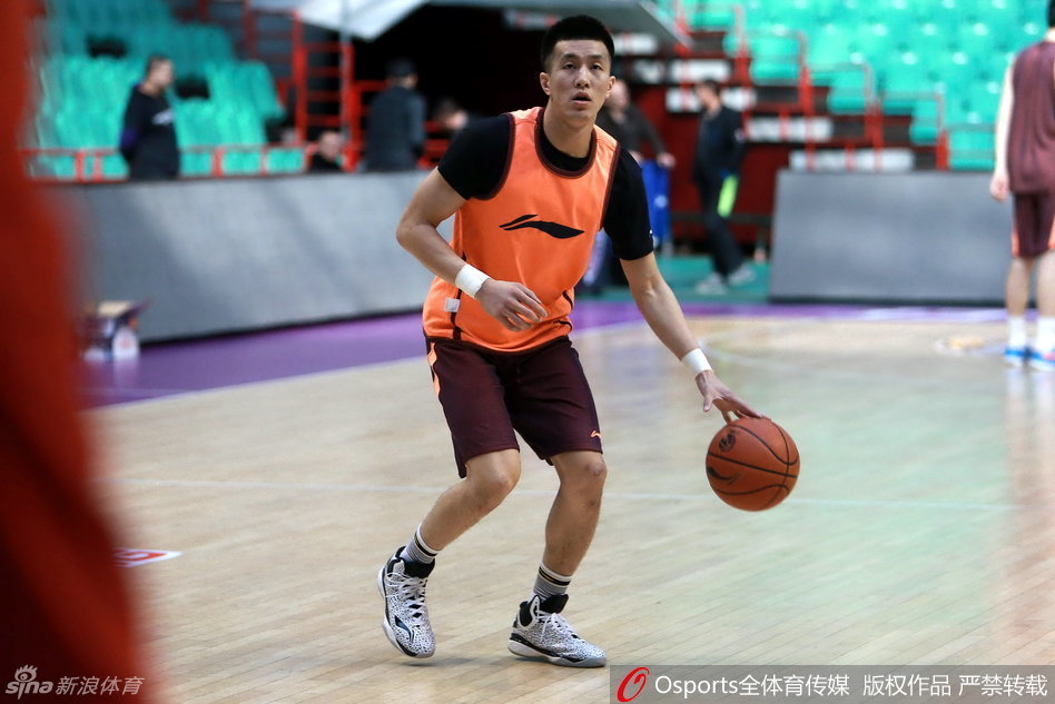 球队核心郭艾伦一脸严肃，双手娴熟地运球穿越半场，眼神中透露出猎豹般的敏锐，他在为晚上的突围精心热身。