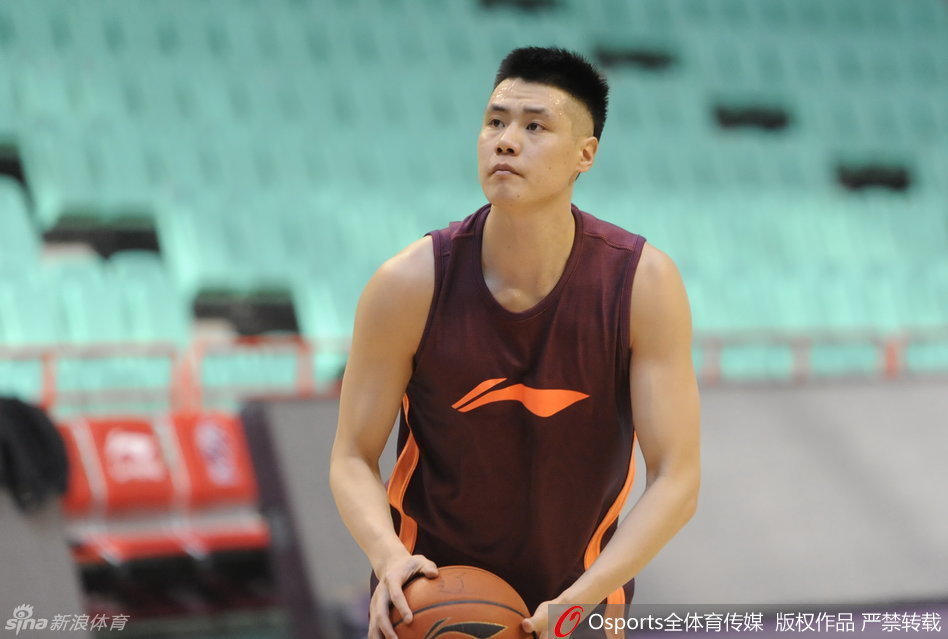 李晓旭在罚球线附近轻松跳投，脸上挂着标志性的淡然微笑，心态放松的他在训练中保持着极高的命中率。