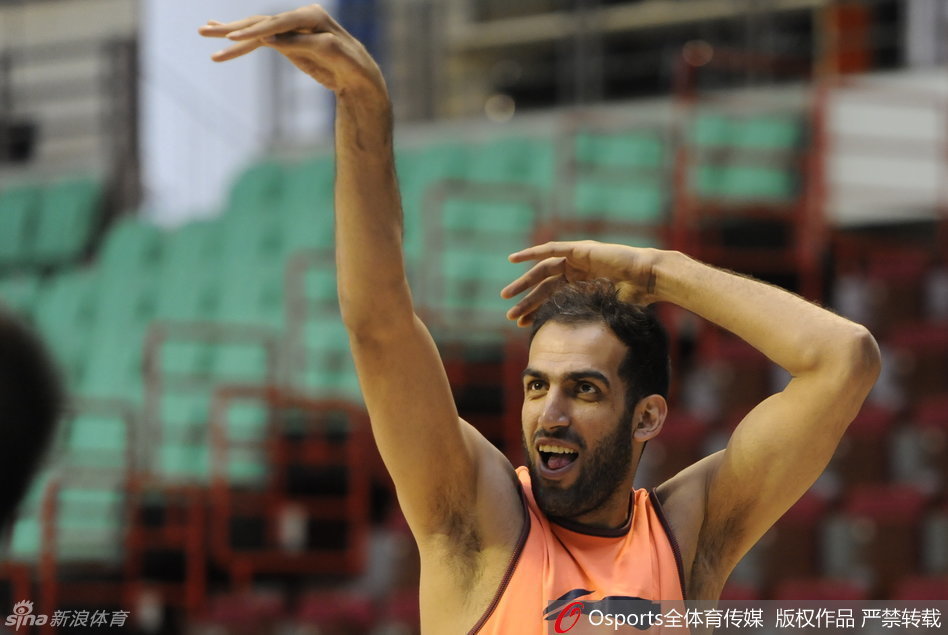 原本一脸严肃的伊朗中锋哈达迪突然童心未泯，在投篮练习时搞怪地吐舌卖萌，这一瞬间被镜头捕捉，让人们看到了“大帝”铁血内线背后柔软的一面。