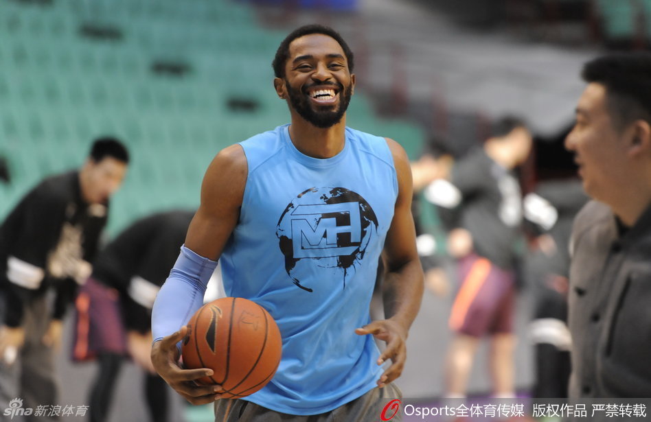 哈里斯被自己的“冷笑话”逗得前仰后合，整个训练馆都回荡着他爽朗的笑声，轻松的氛围像病毒一样在队友间传播开来。