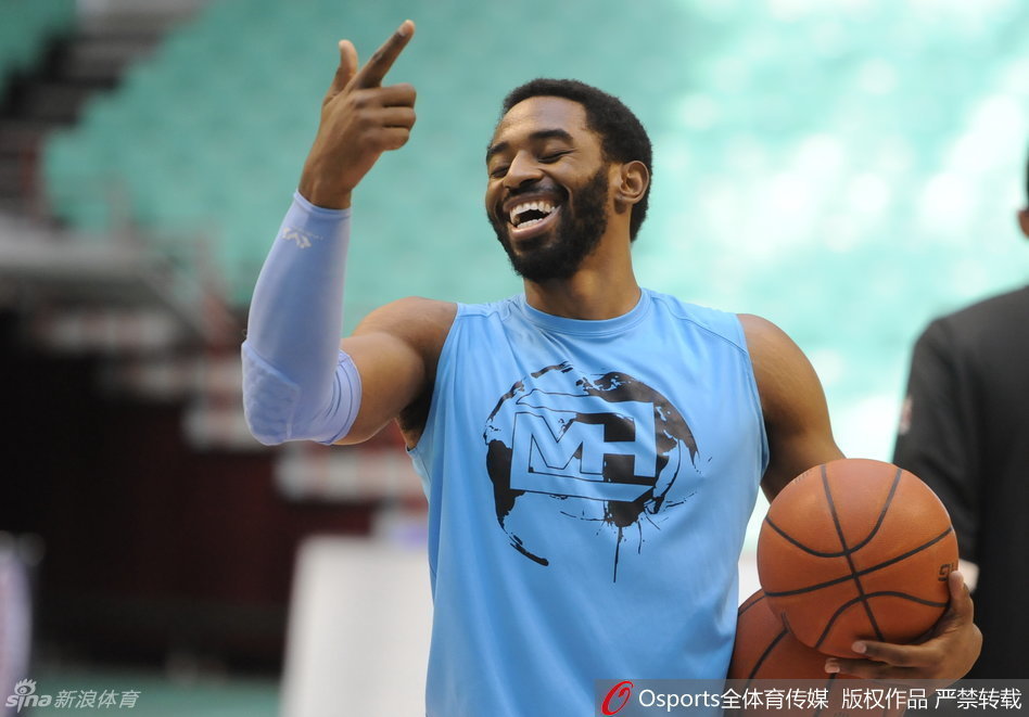 心情大好的哈里斯像个得到新玩具的大孩子，他对着队友搞怪地吹着自己滚烫的掌心，仿佛刚才投进的不只是篮球，而是点燃总决赛战火的火星。