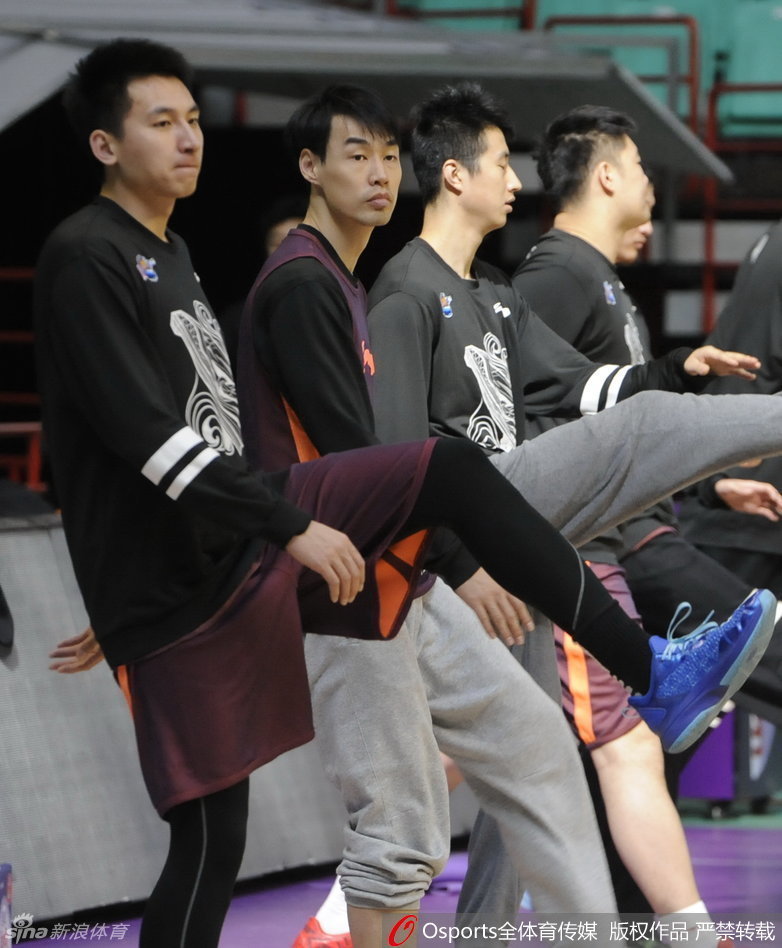 神射手孟达正在校准他的“瞄准镜”，每一次出手都带着老将的沉稳与坚定，他在这个赛季的出色发挥是四川本土球员力量的缩影。