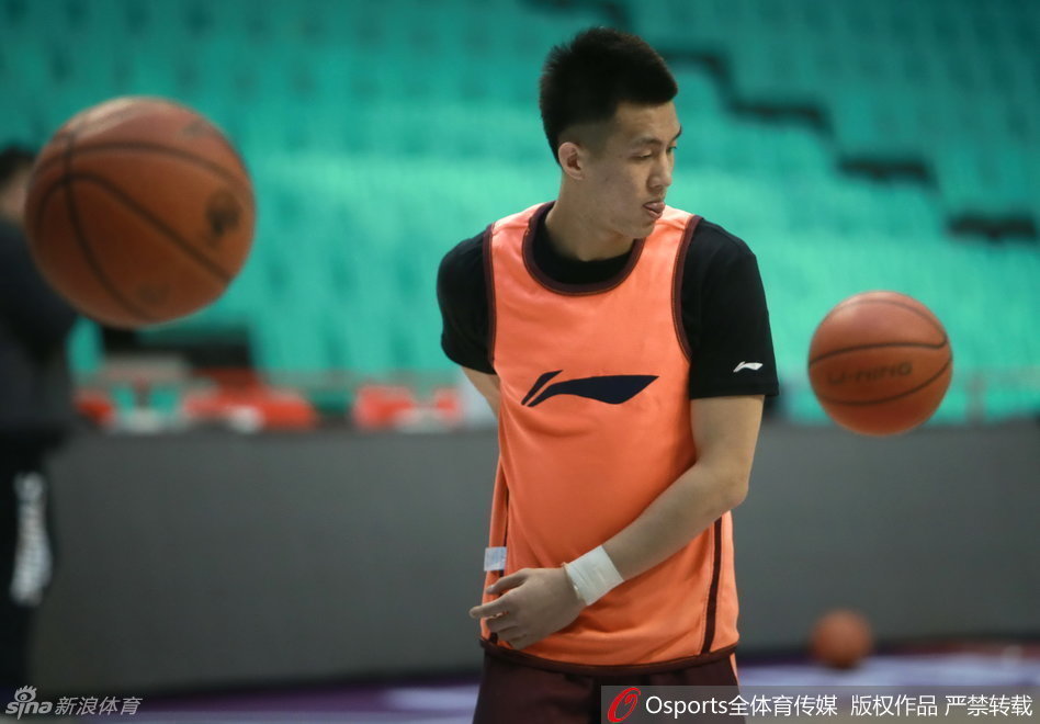 大韩韩德君穿着背心坐在场边当起临时看客，他把宝贵的休息时间当作恢复能量的加油站，随时准备在比赛中一柱擎天。