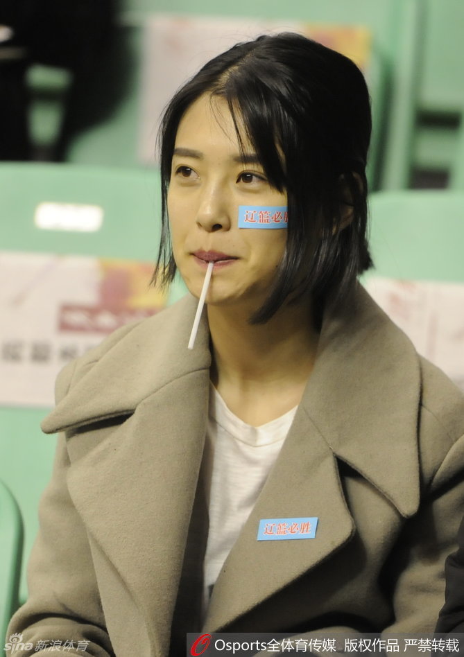 在辽宁队一次进攻得手后，看台上的美女球迷情不自禁地鼓掌欢呼，脸上洋溢着纯真的笑容，成为激烈比赛旁一道亮丽的风景。