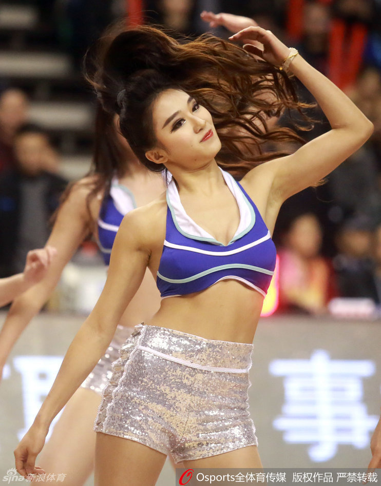 节间休息时，篮球宝贝们化身篮球场上的精灵，随着动感节拍整齐地舞动，她们手中的花球在空中划出完美弧线，用灿烂的笑容为球员加油鼓劲。