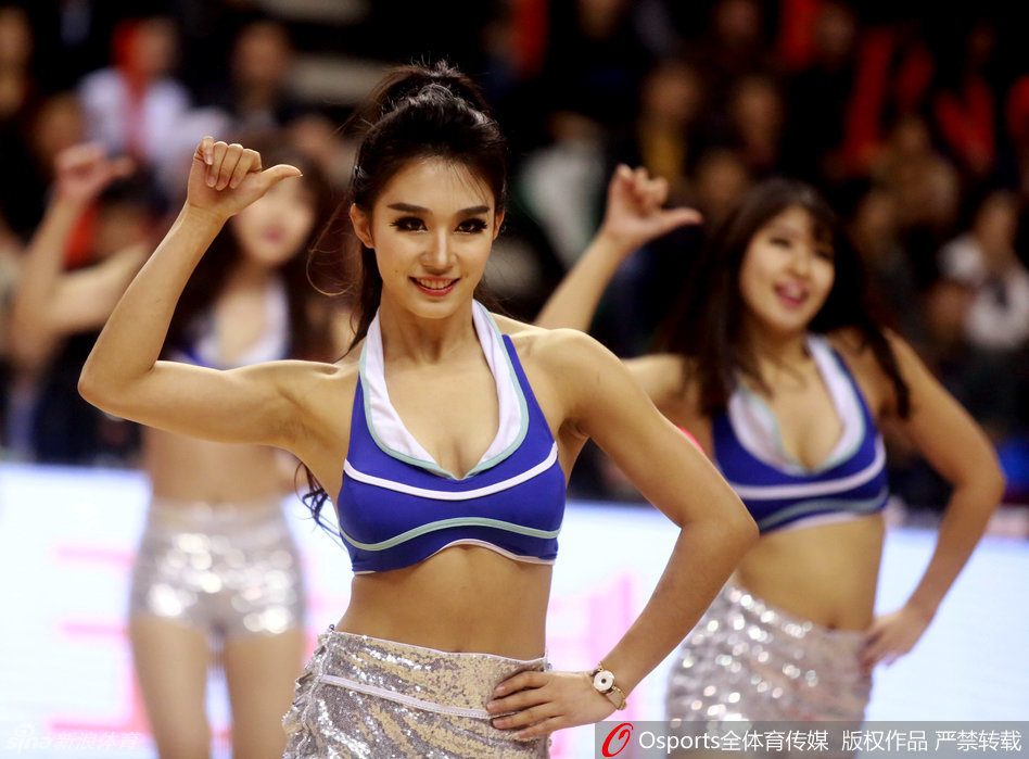 总决赛激战正酣，四川金强男篮外援哈里斯犹如神兵天降，在辽宁队内线翻江倒海，以一记势大力沉的双手灌筐点燃替补席激情。