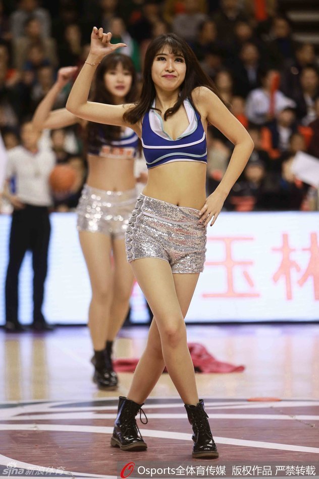 赛后，尽管比赛激烈，篮球宝贝们依旧保持着敬业的态度，集体亮相向全场观众致谢，她们的笑容为这场精彩的辽川大战画上了一个圆满而温暖的句号。