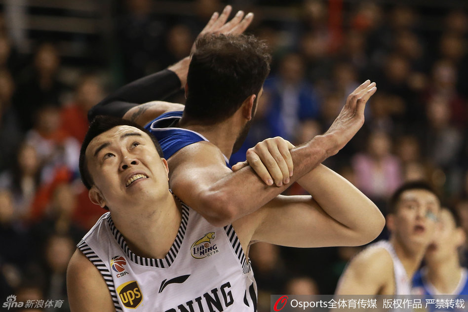 韩德君在篮下与哈达迪肌肉碰撞，他强行转身扛开防守，利用庞大的身躯挤出空间，尽管动作变形依然将球抛向篮筐，造成对方犯规，展现了中国力量的内线霸主风采。