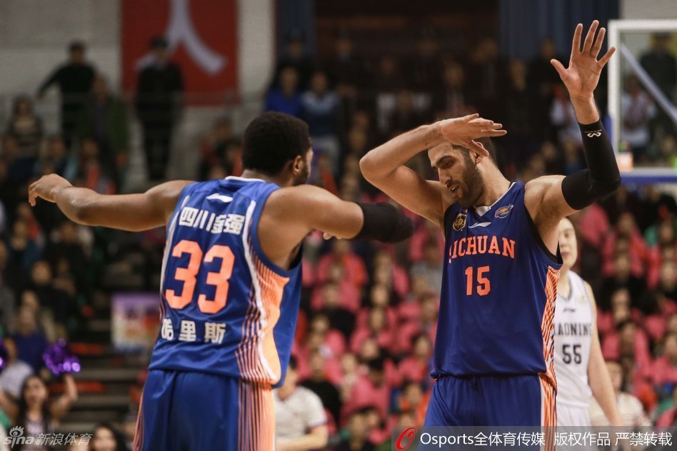 郭士强站在场边神情低落，眼神中充满血丝与疲惫，他双手插腰，看着场内庆祝的对手，背影显得如此孤单与无助，所有压力在这一刻化作无声的叹息。