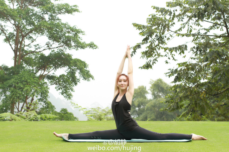 胡静草坪做瑜伽 穿黑色紧身衣练劈腿 -- 佛山E