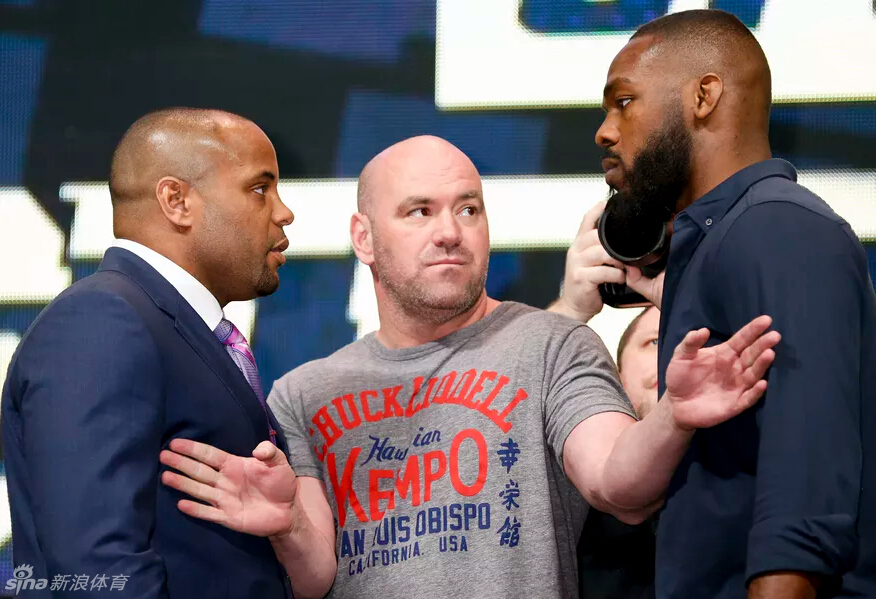 UFC新闻发布会 白大拿力阻女选手冲突 -- 佛山