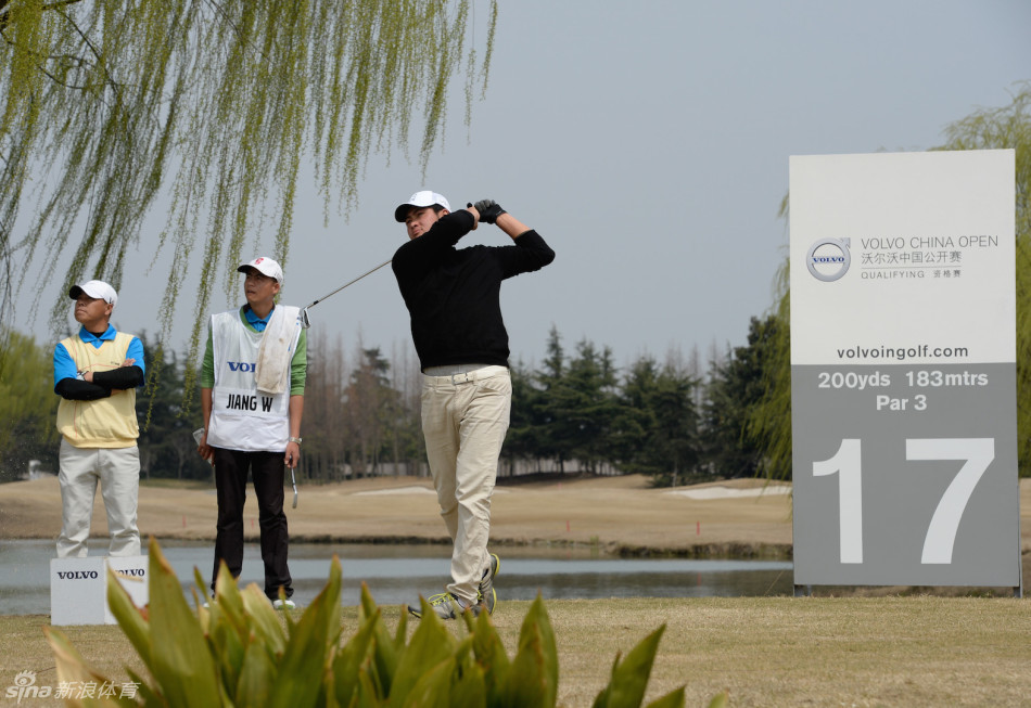 蒋威在开球台上优雅挥杆，白色小球在蓝天背景下划出优美弧线