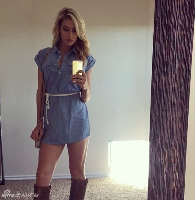 佩琪身穿牛仔外套与短裤，靠在复古汽车旁，笑容灿烂尽显青春休闲风情